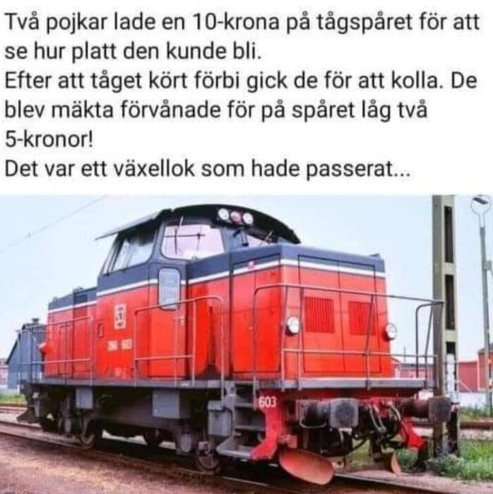 Rött växellok på tågspår med text som skämtar om att mynt blir plattade.