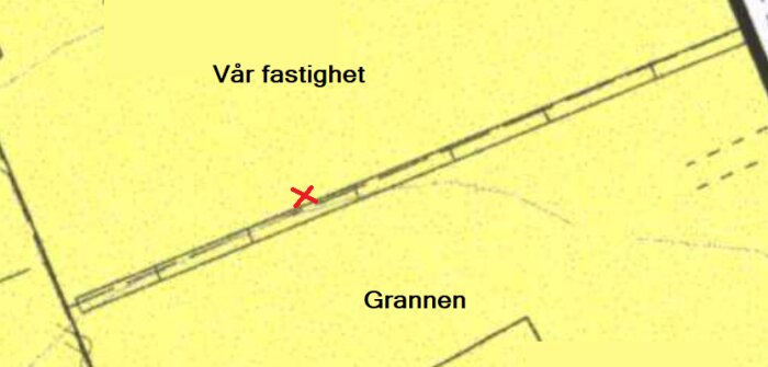 Del av detaljplan där muren mellan 'Vår fastighet' och 'Grannen' visas, med ett rött kryss markerat.