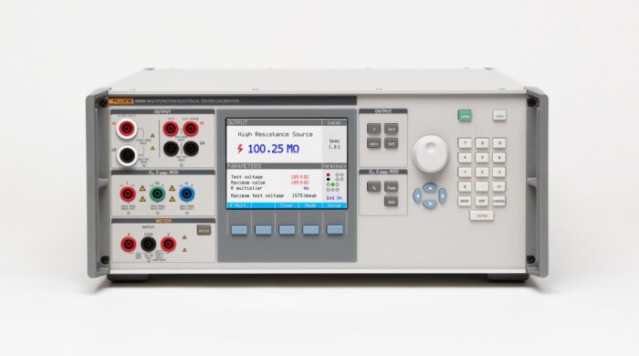 Fluke 5320A multifunktionell elektrisk testare och kalibrator på vit bakgrund.