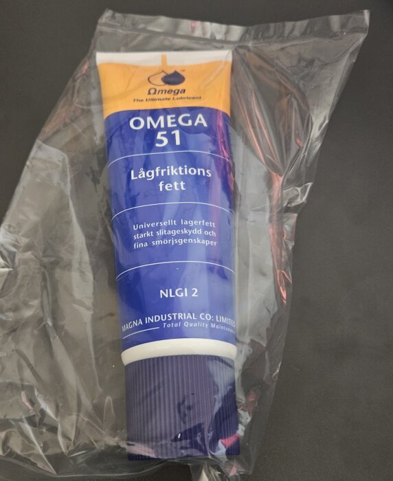 Tub med lågfriktionsfett Omega 51 i en plastpåse för användning i lager och kuggar.
