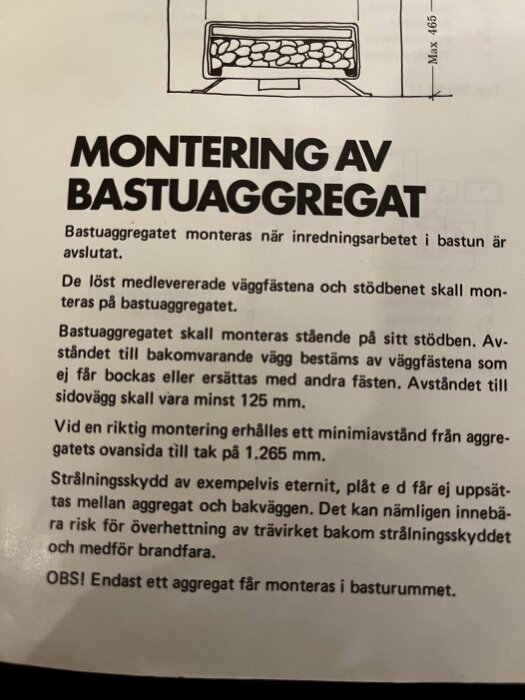 Monteringsskiss för bastuaggregat med textinstruktioner om installation och säkerhetsavstånd.