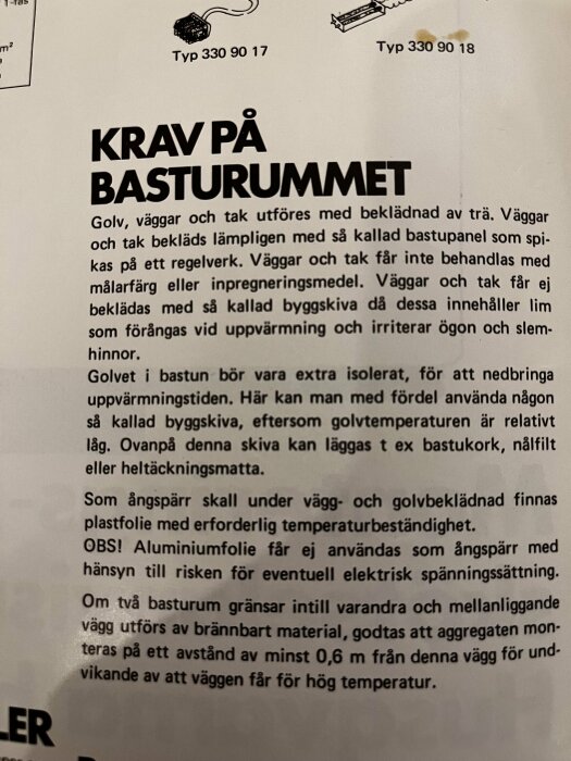 Fotografi av en monteringsanvisning med rubriken "Krav på basturummet", inkluderar instruktioner för golv, väggar och tak.