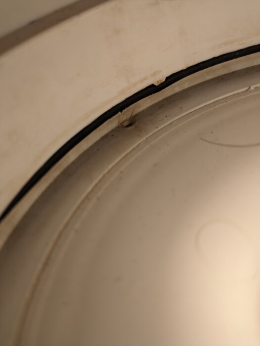 Närbild av ett vattenlås märkt "Jafo RSK 7133858" under en diskbänk.