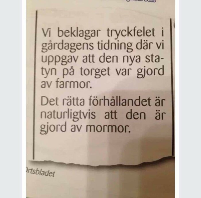 Utdrag ur en tidning med rättelse om ett tryckfel angående vem som gjort en staty på ett torg.