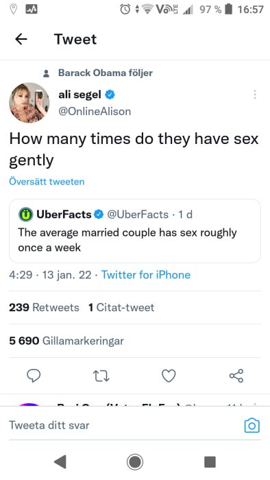 Skärmdump av en Tweet där användaren kommenterar UberFacts tweet om genomsnittligt antal samlag för gifta par.