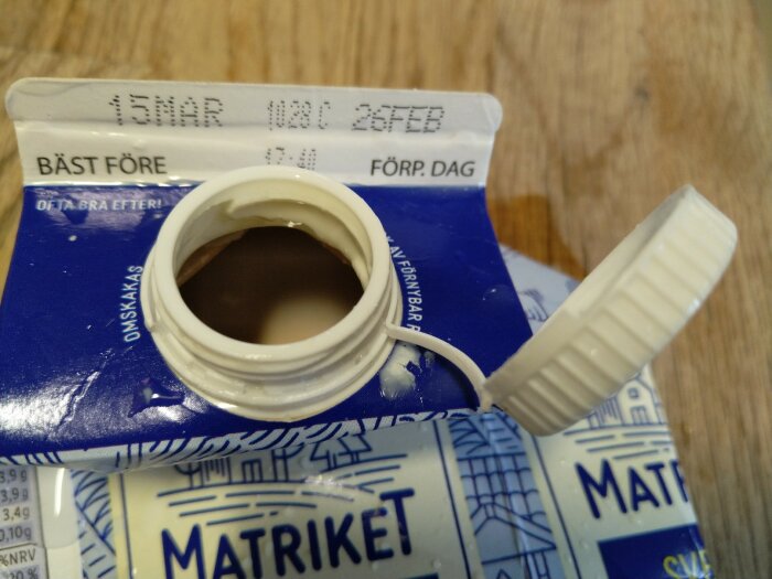 Öppnad mjölktetra med synlig kork och bäst före-datum, Gefleortens märkning.