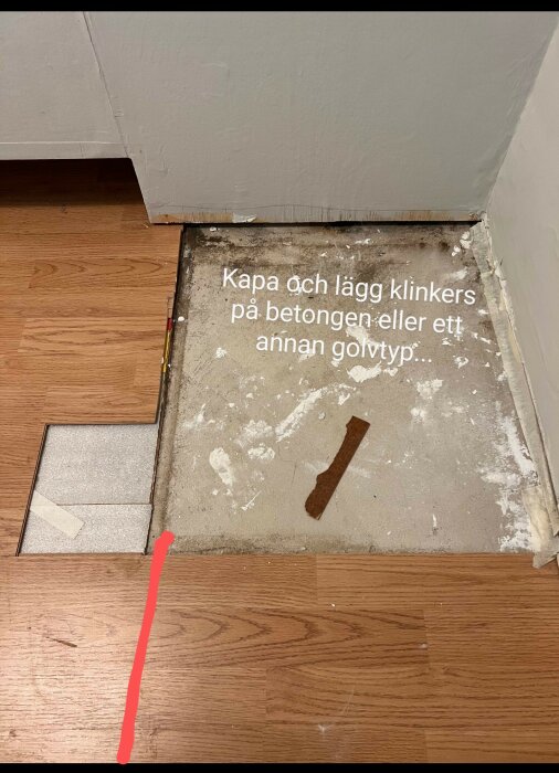 Oavslutat golv med avlägsnade delar som visar trägolv och betong där text föreslår att lägga klinkers.