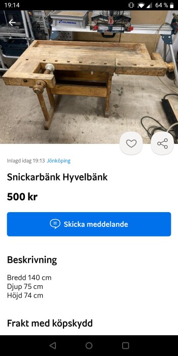 Begagnad träsnickarbänk med hyvelbänk i en verkstad, synlig slitage och verktyg i bakgrunden.