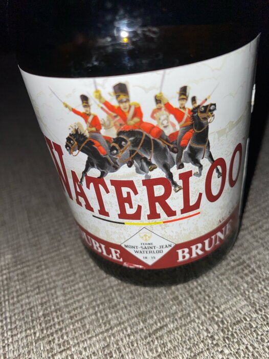 Öletikett med illustration av soldater till häst, texten 'Waterloo Double Brune' på en flaska.