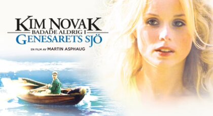 Affisch för filmen "Kim Novak badade aldrig i Genesarets sjö" med en kvinna och en man i en båt.