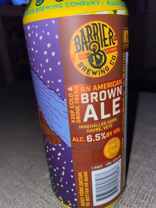 Närbild av en American Brown Ale-ölburk från Barrier Brewing Co. med 6,5 % alkoholvolym.