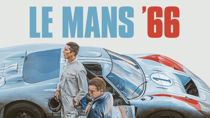 Affisch för "Le Mans '66" med två män bredvid en blå och röd tävlingsbil.