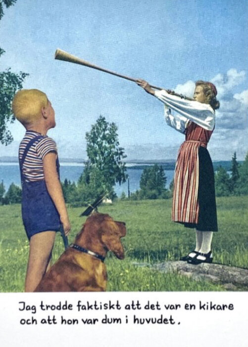 Retrostilbild av en flicka i folkdräkt som tittar genom ett rör, en pojke och en hund tittar på, med sjö och skog i bakgrunden.