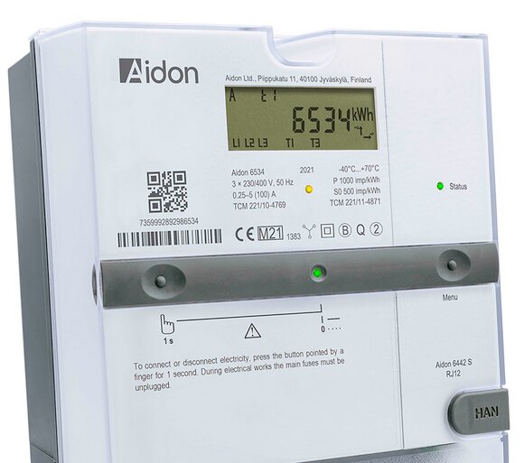 Aidon 6534 smart energimätare med display som visar 6534 kWh och detaljerat typnummer, produktionsår 2021 och texten "Aidon 6442 S RJ12".