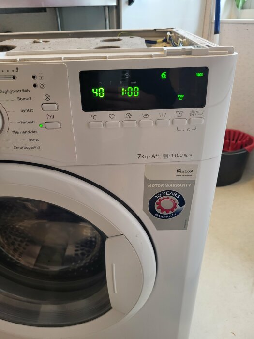 Tvättmaskinens frontpanel med display visande temperaturen 40 och tiden 1:00, utan synliga felmeddelanden.