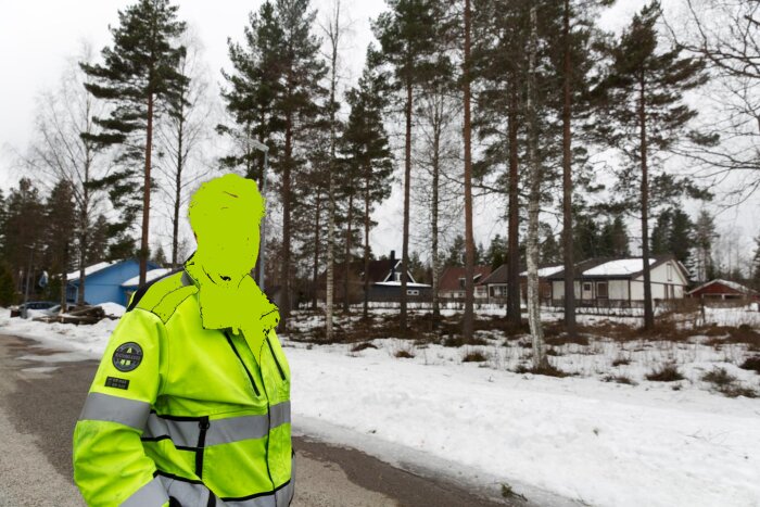 Vinterbild med träd som potentiellt blockerar solen för solpaneler på villatak, person i förgrunden.