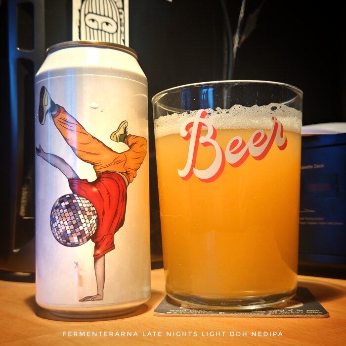 En ölburk med illustration och ett glas med grumlig öl, märkt Fermenterarna Late Nights Light DDH NEDIPA.