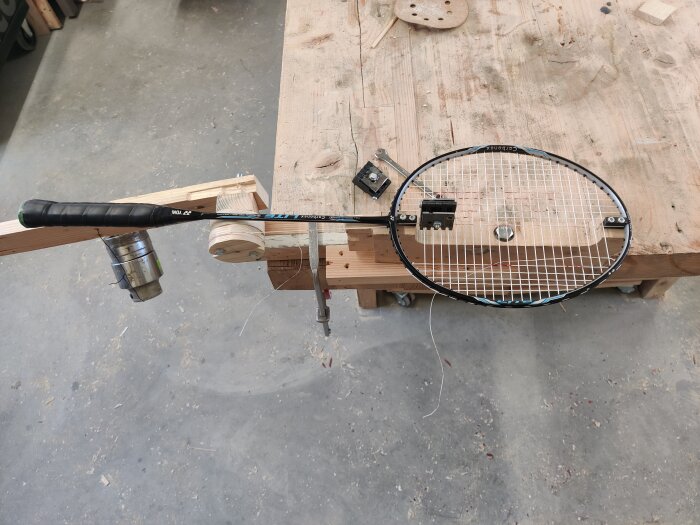 Hemmagjord jig för omsträngning av badmintonracket med furubitar, kullager och spännanordning.