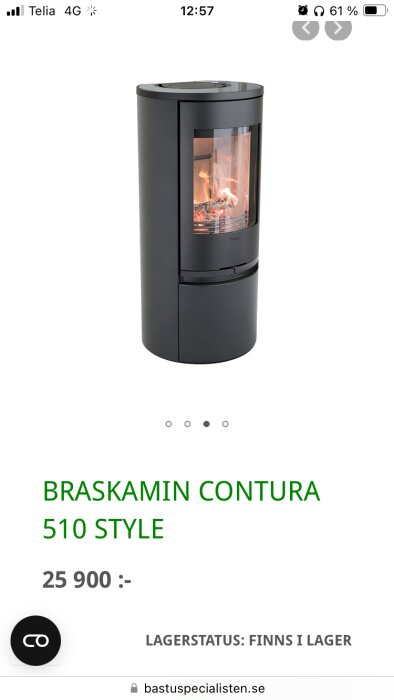 Svart fristående Contura 510 Style braskamin med synliga lågor bakom glas.