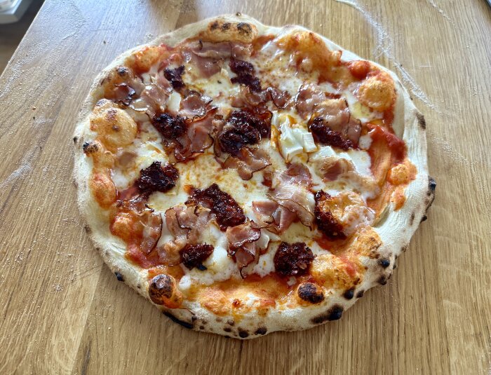 Nygräddad pizza med tomat, mozzarella, chèvre, sidfläsk och Nduja, lite honung ovanpå.