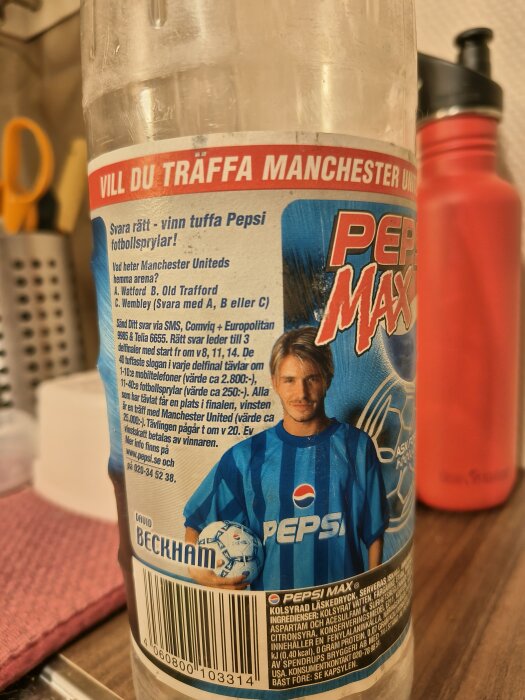 Gammal Pepsi Max-flaska med David Beckham-reklam och tävlingstext.