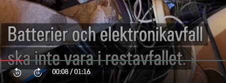 Högen av gammal elektronik och trassliga kablar med texten "Batterier och elektronikavfall ska inte vara i restavfallet.