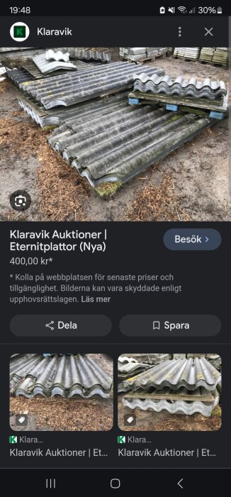 Staplar av eternittakpannor som imiterar traditionella ler- och betongpannor, lagrade utomhus.