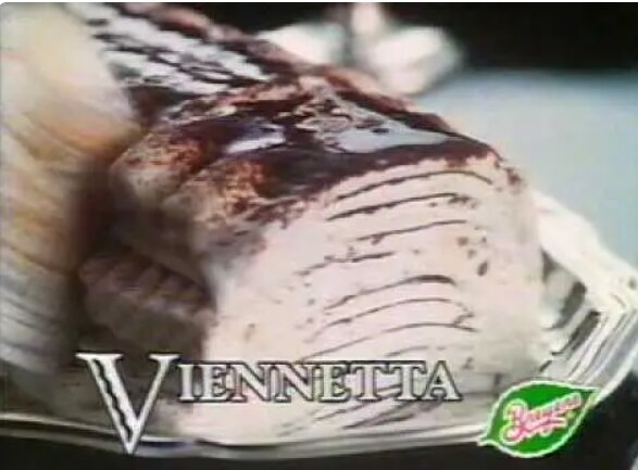 En gammal reklambild som visar en skiva GB Glace Viennetta glass med logotyp.