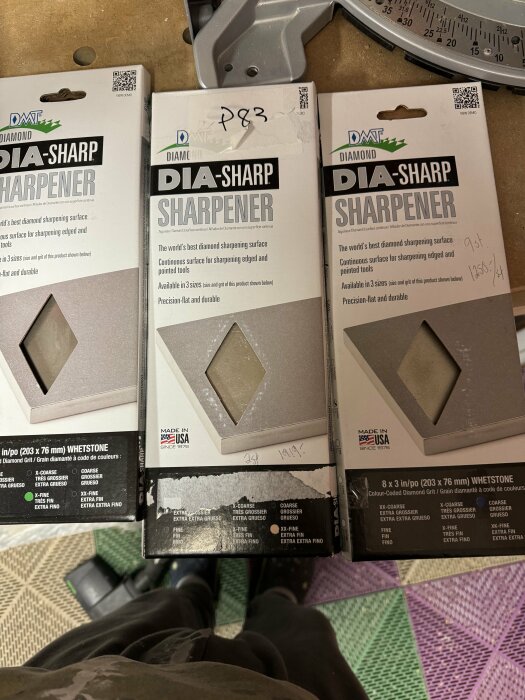 Tre förpackade diamantbrynen i olika grovlekar från konkursauktion för slipning av verktyg.