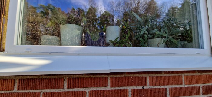 Nytt fönster med fönsterbleck monterat ovanför en tegelvägg, kritik om kvaliteten efterfrågas.