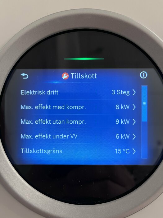 Digital display av en värmepump med inställningsalternativ för elektrisk drift och effektgränser.