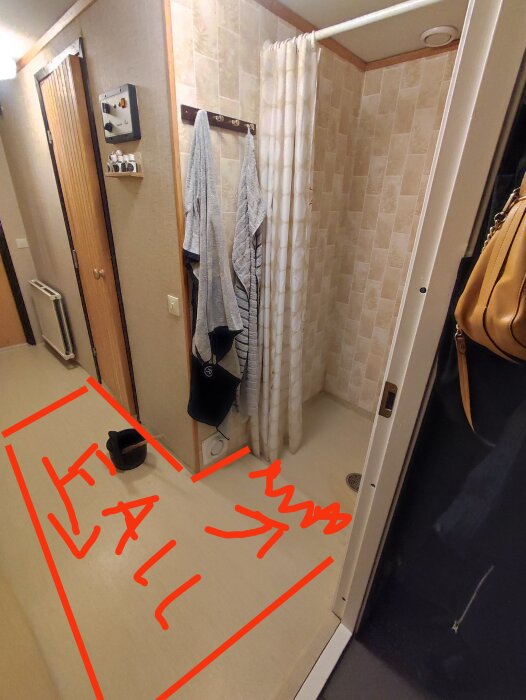 Ett badrum med duschdraperi och handdukar, markerat med röd spackellinje från dörrkarm ner mot duschgolv.