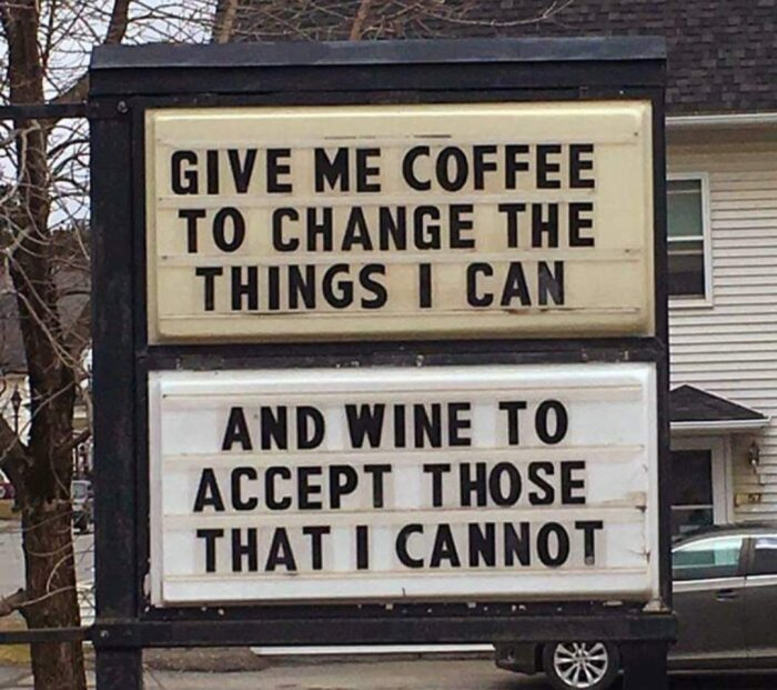 Skylt med texten "GIVE ME COFFEE TO CHANGE THE THINGS I CAN AND WINE TO ACCEPT THOSE THAT I CANNOT".