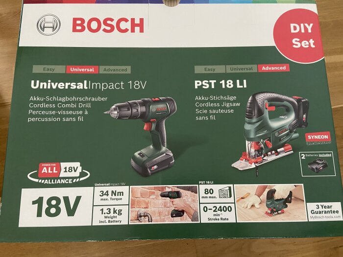 Bosch DIY set-förpackning med en UniversalImpact 18V slagskruvdragare och PST 18 LI sticksåg, inklusive två batterier och garantibevis.