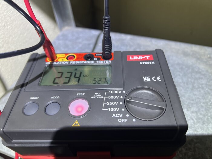 Isolationstestare som visar mätresultat på 2,374 MΩ under elektrisk testning.