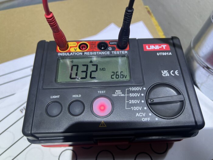 Isolationsresistansmätare som visar 0.32 MΩ och 266 V under en elinstallationstest.