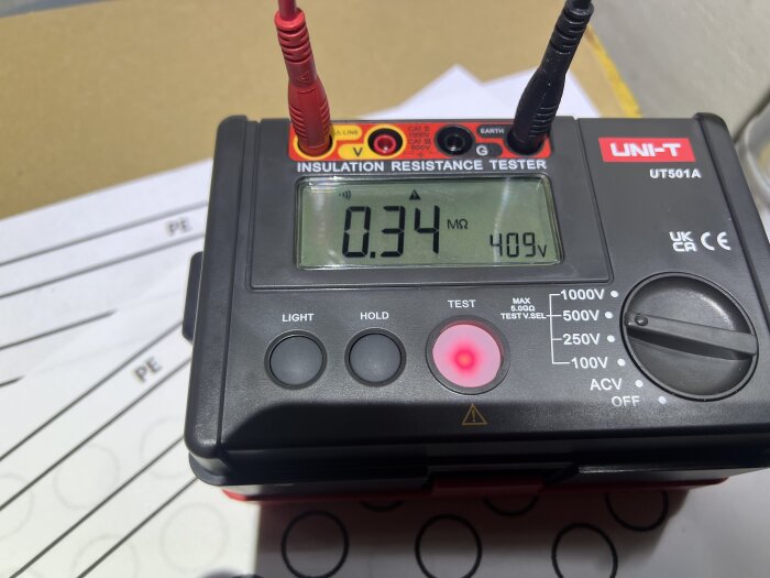 Isolationstestare som visar 0.34 MΩ och 409V under elektriskt test.