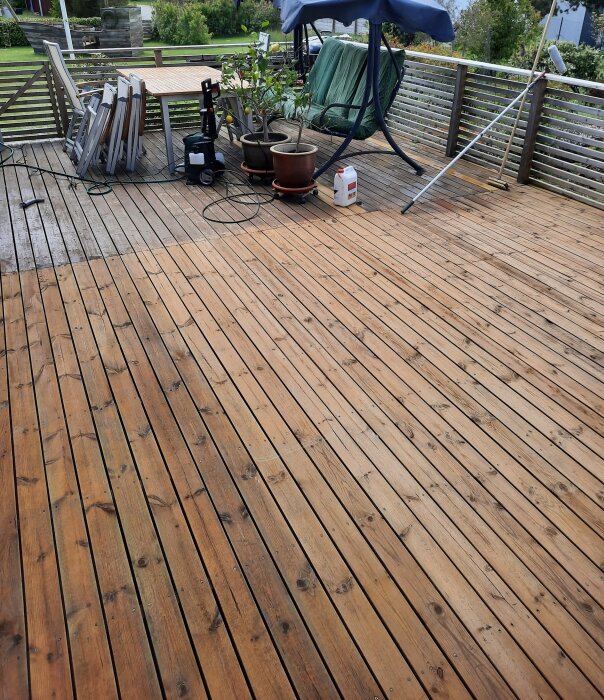 En renoverad terrass med träplankor efter behandling med lasyrborttagare och lut.