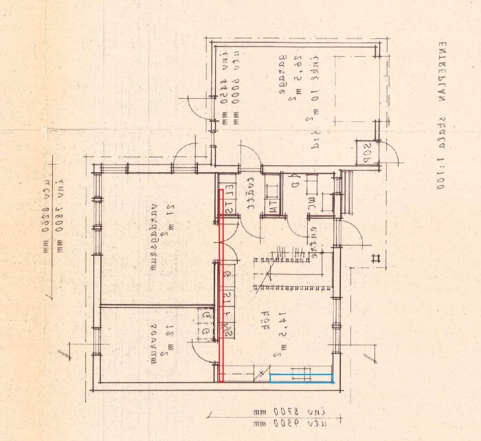 Ritning av husplan med markerade ventilationskanaler, röd för frånluft och blå för tilluft.