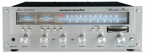 En Marantz 2026B 70-tals FM-receiver med vred och blå ljusstyrka.