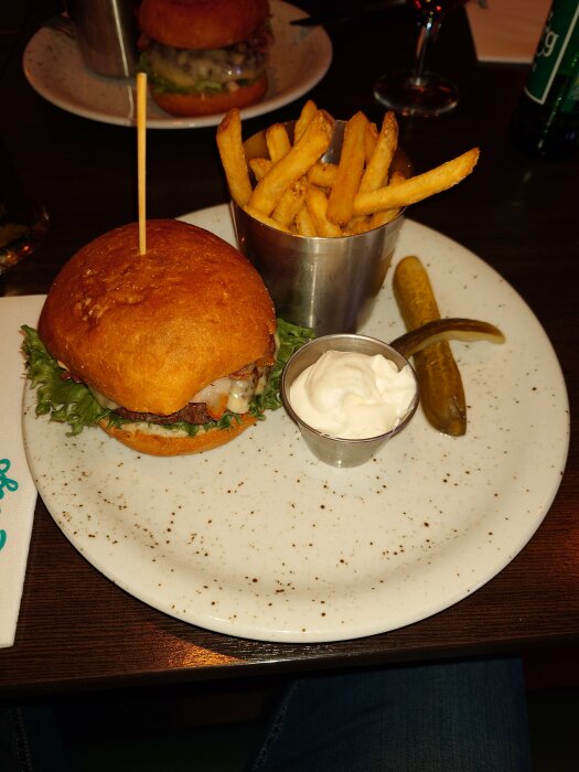 Boston burgare med pommes och saltgurka på en vit tallrik på O'Learys i Luleå.