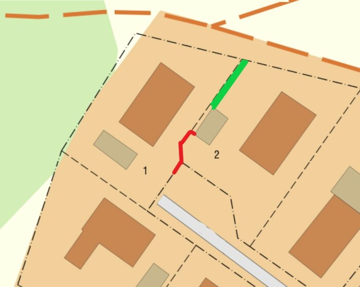 Fastighetskarta som visar nytt staket längs tomtgränsen markerad med grön linje och originalstaken med röd linje.