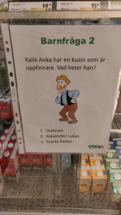 Affisch med en quizfråga och bild av Kalle Ankas kusin, framför hylla med butiksprodukter.