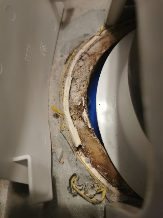 Bild av dåligt utförd toalettinstallation, med glapp mellan toalettstol och avlopp och synliga rörmokararbeten.