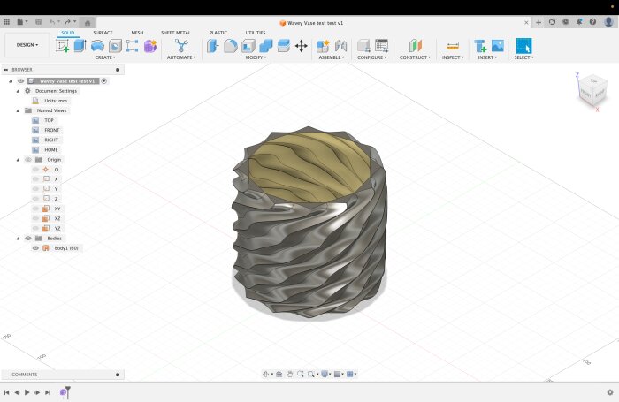 3D CAD-modell av en vågig vas i programmet Fusion 360 med gränssnitt synligt.