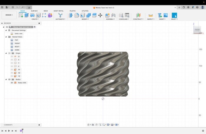 3D CAD-modell av en vågig vas i Fusion 360-programmet, ej utplacerad på xz-axeln.