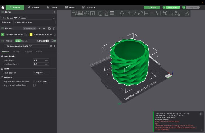 3D-slicergränssnitt visar en grönt färgad, vågig kruka redo för utskrift på en Bambu Lab-texturerad PEI-platte.