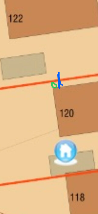 Fastighetsskiss med markeringar: blå för grannens plank, grön för nedklippt buske, röd för tomtgräns, hus 120 markerat.