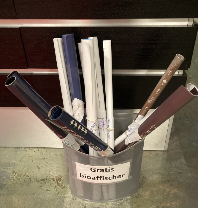 Hink med texten "Gratis bioaffischer" full med olika rullade affischer.