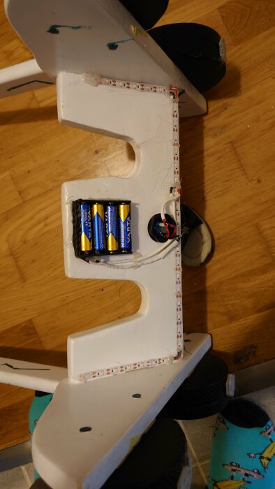 Handgjord stövelknekt med inbyggd LED-belysning och synliga batterier och kablar.